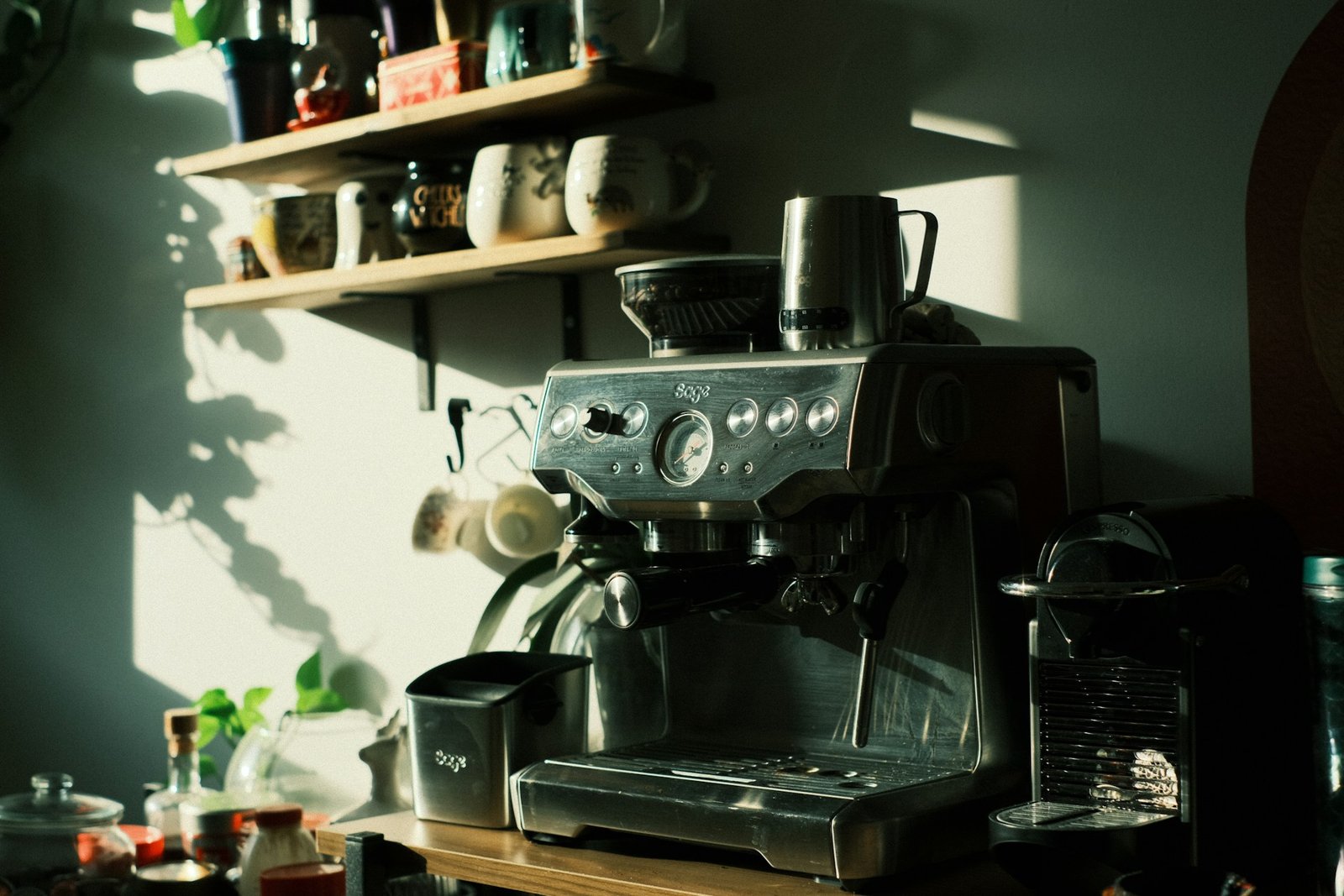 Ältere Kaffeemaschine auf einer Küchenarbeitsplatte