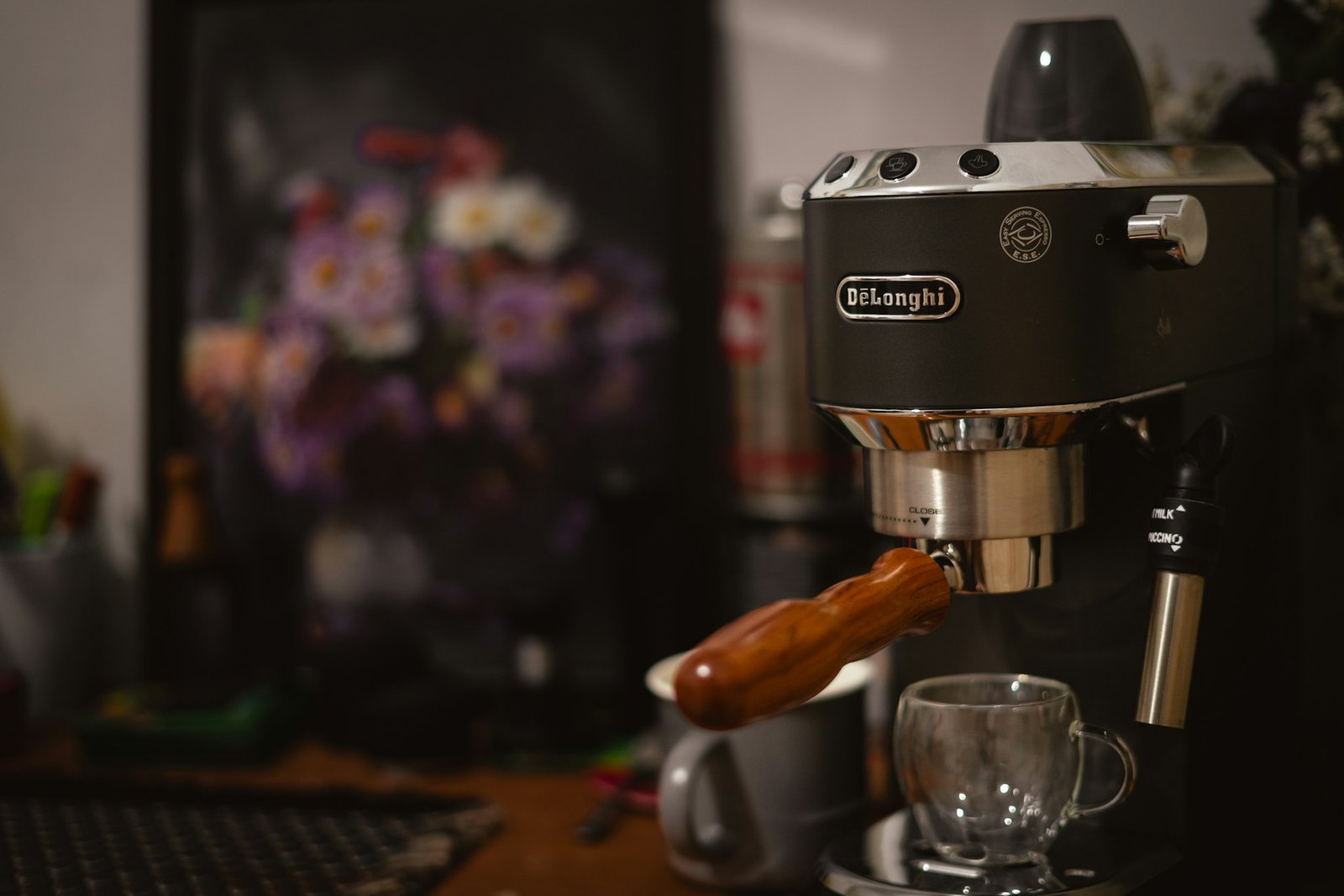 Glas mit Essig neben einer Kaffeemaschine auf einer Küchenarbeitsplatte