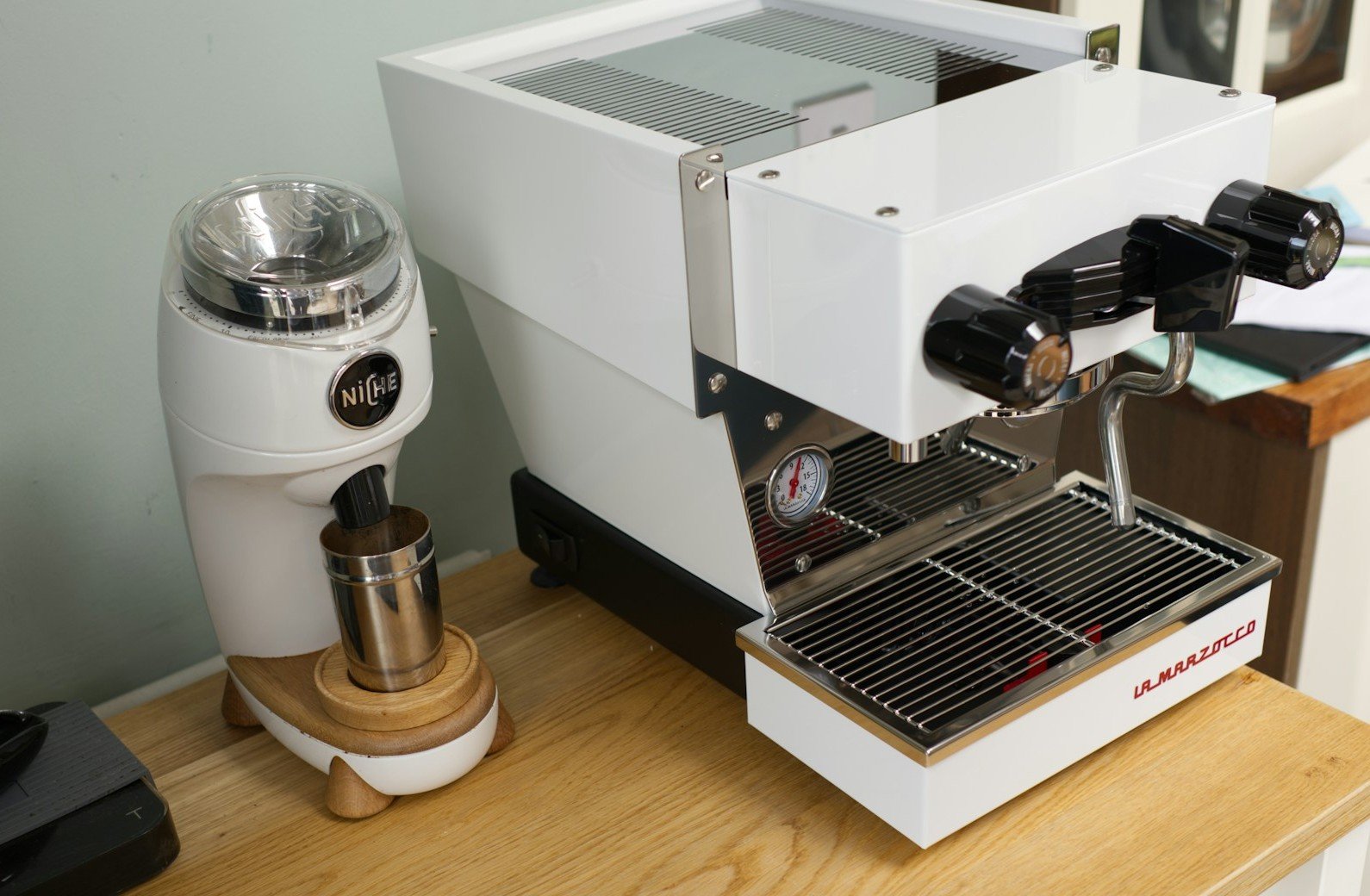 Herausgenommene Brühgruppe einer Kaffeemaschine mit sichtbaren Kaffeeresten