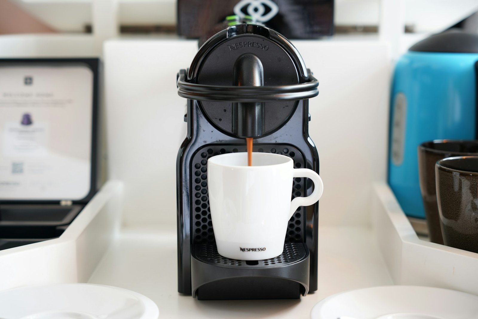 Person reinigt eine Kaffeemaschine in der Küche