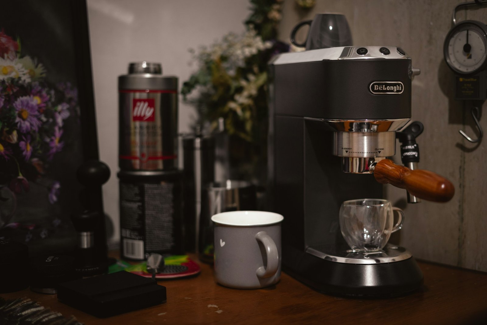 Geöffnete Kaffeemaschine mit sichtbarer Brühgruppe und Ablagerungen