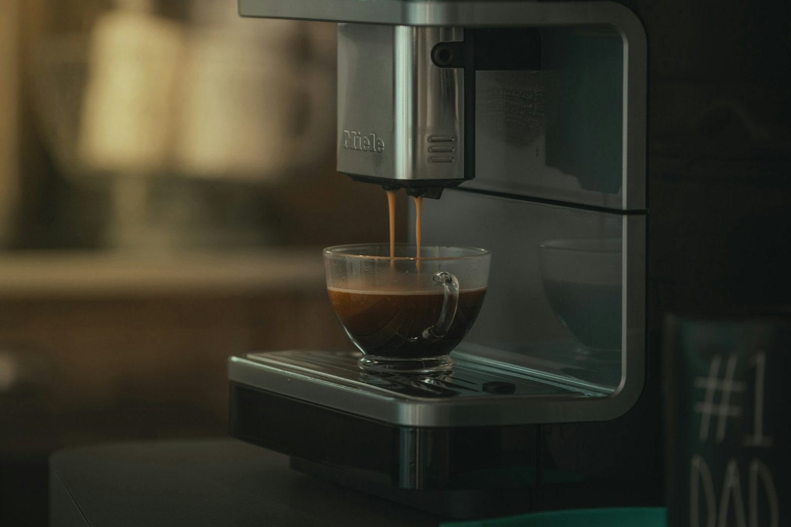 Geöffnete Kaffeemaschine mit sichtbarer Brühgruppe und dunklen Ablagerungen