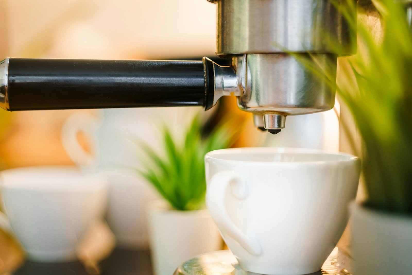 Kaffeemaschine mit Dampf beim Brühen