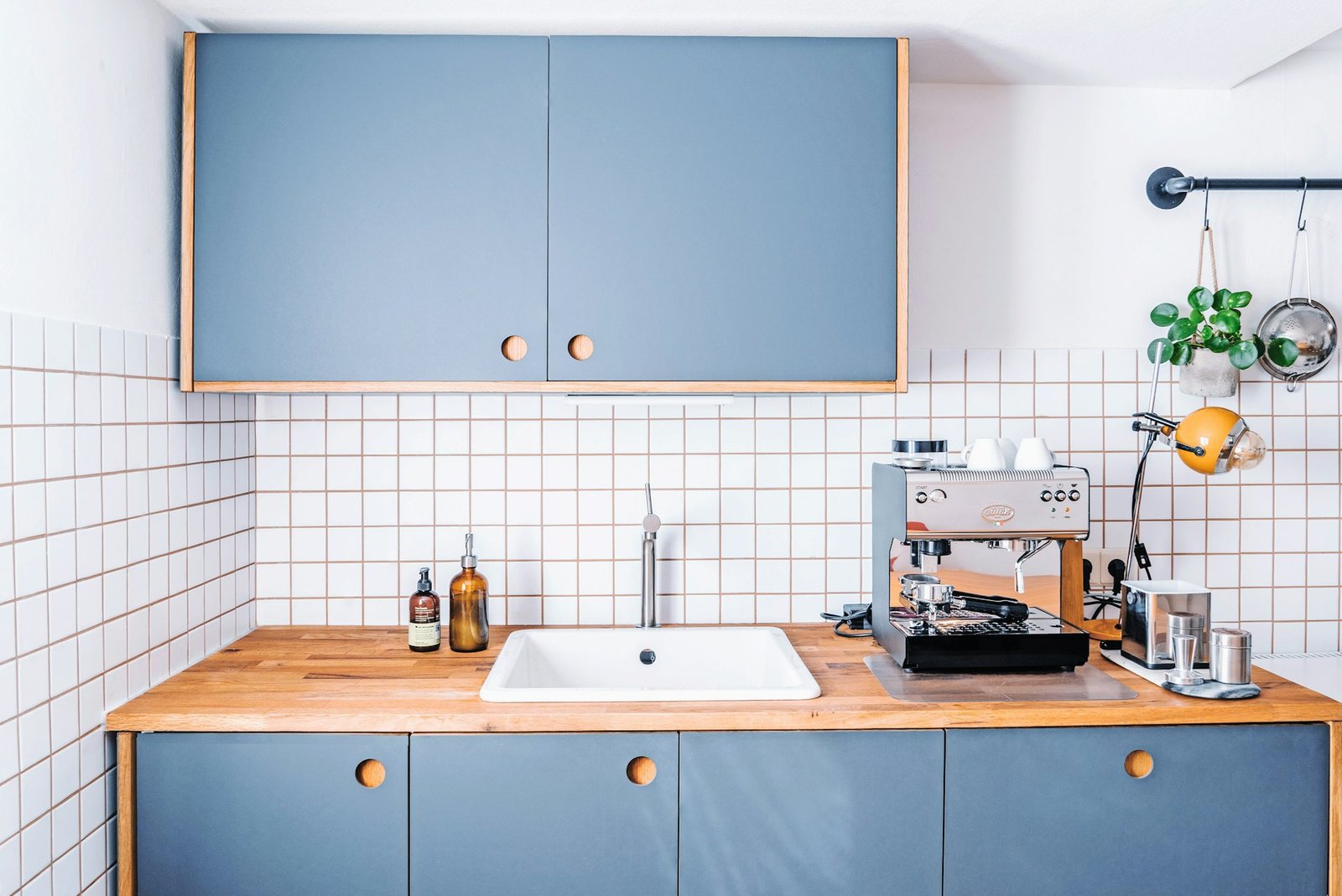 Kaffeemaschine im Küchenbereich