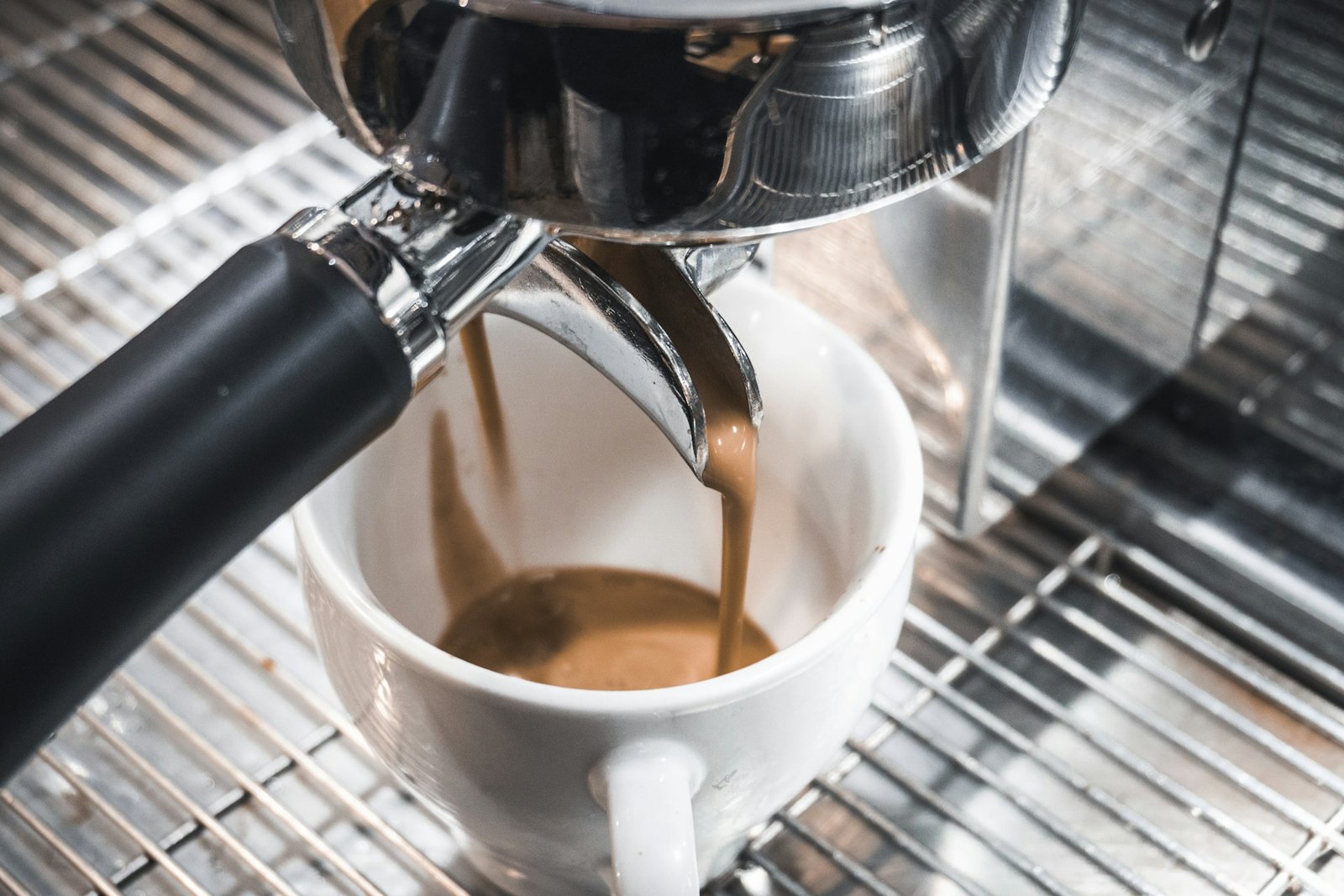 Kaffeemaschine beim Brühen von Kaffee