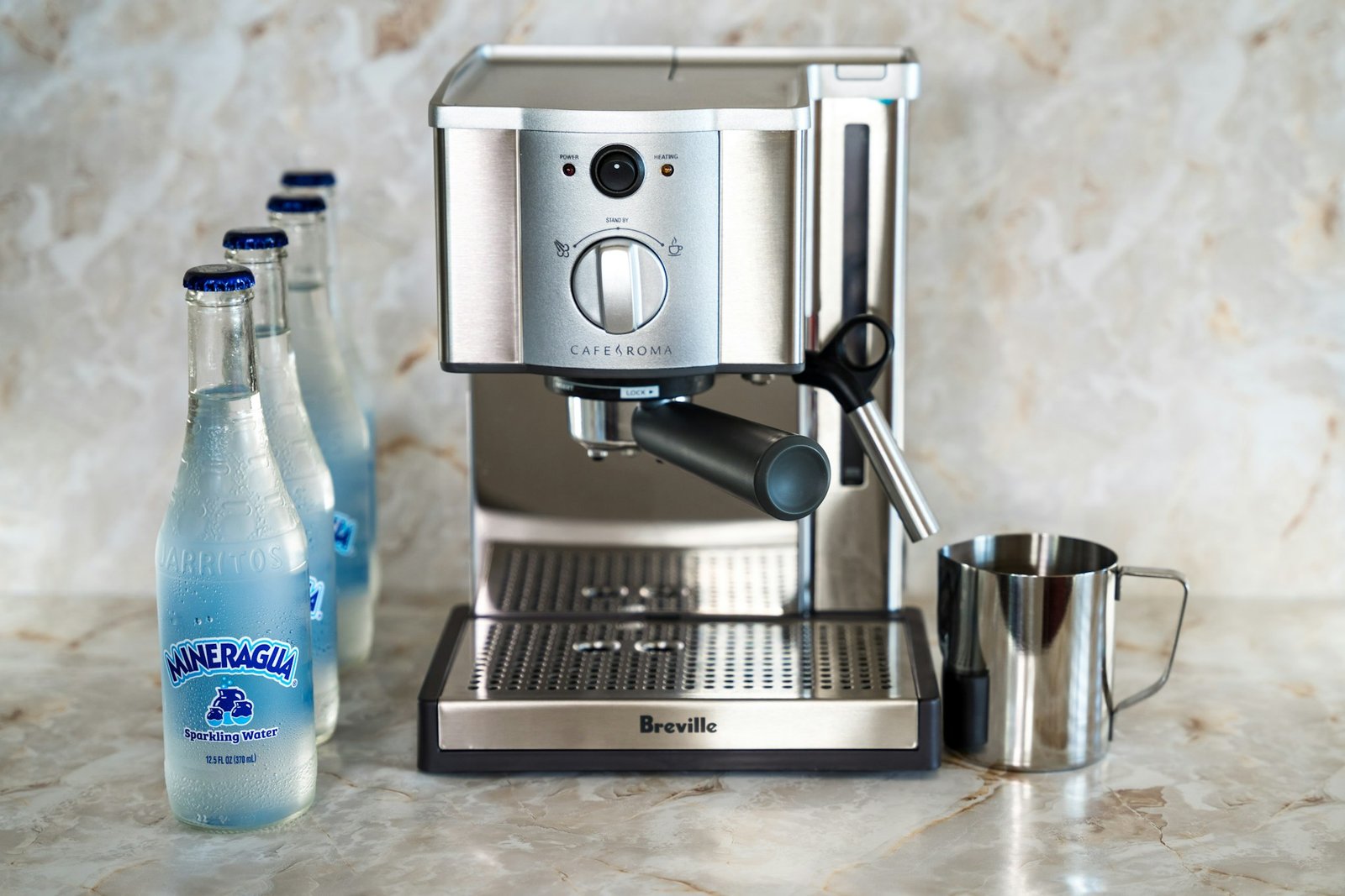 Kaffeemaschine bei der Reinigung in der Küche