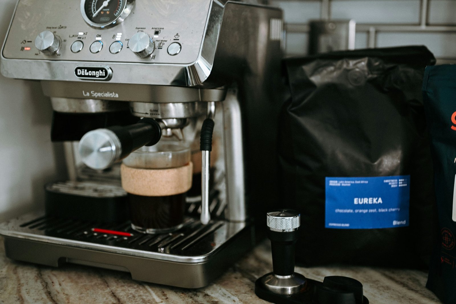 Delonghi Kaffeevollautomat auf der Küchentheke