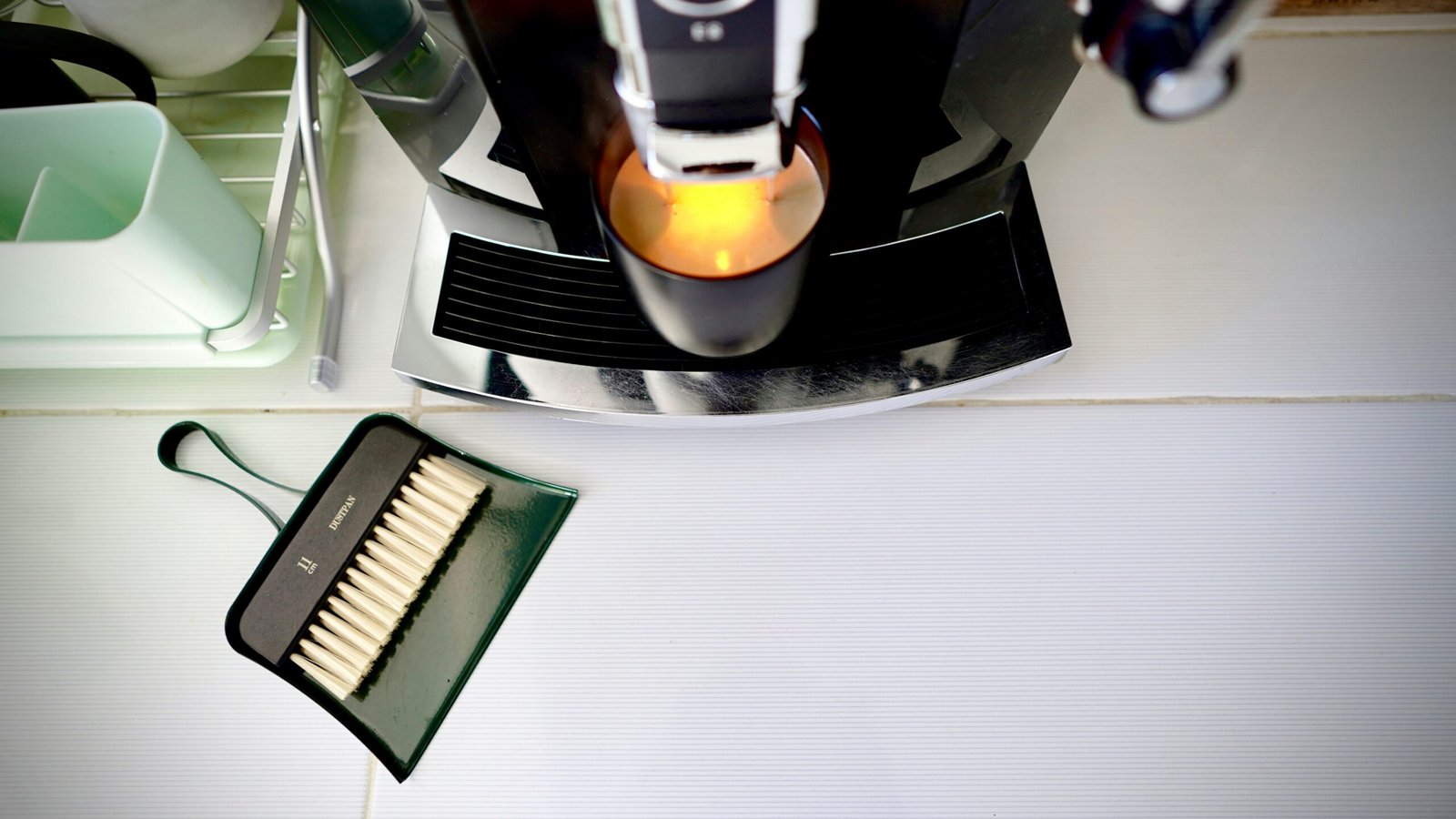 Delonghi Magnifica Kaffeevollautomat auf der Küchentheke