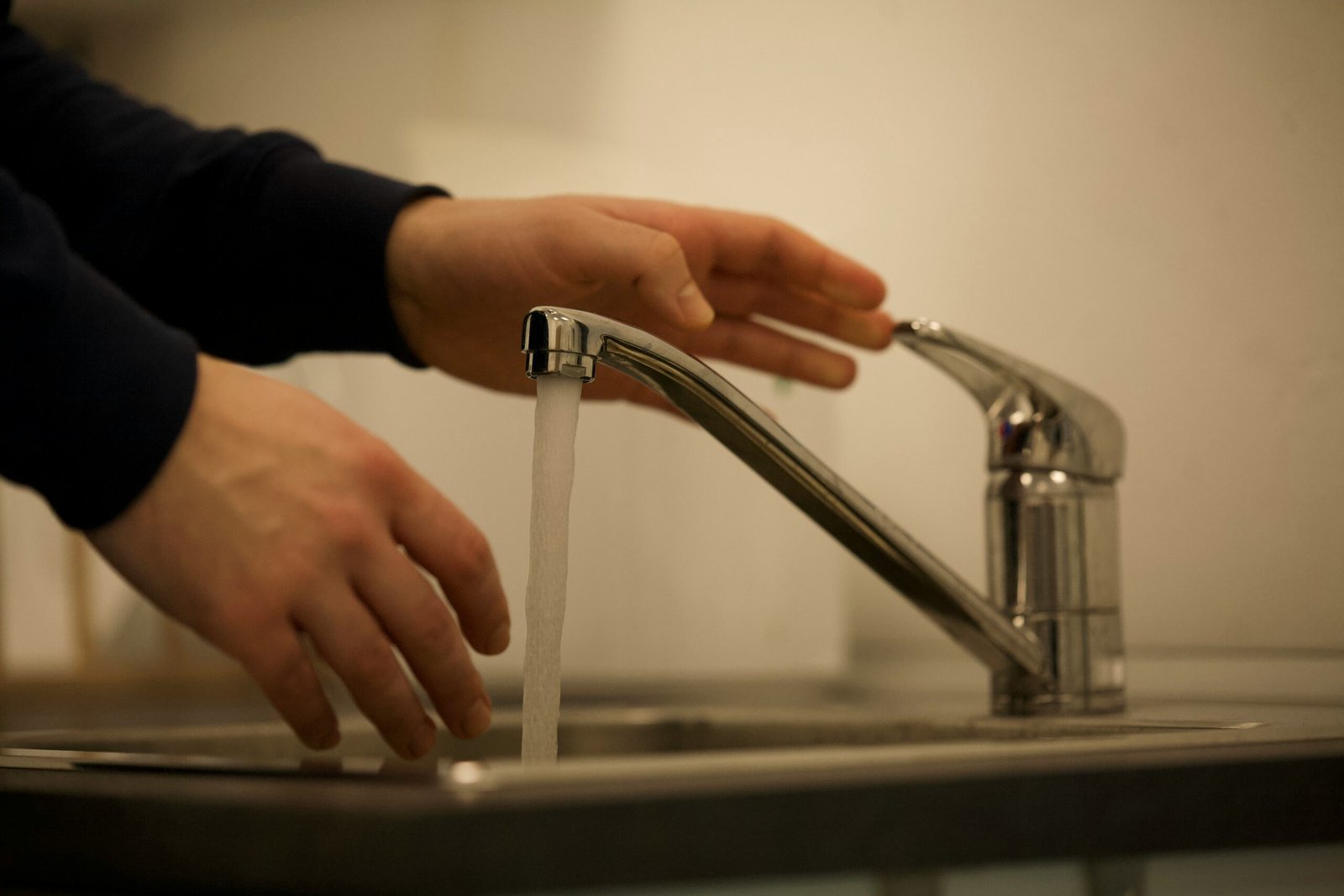 Kalkflecken im Wassertank einer Kaffeemaschine