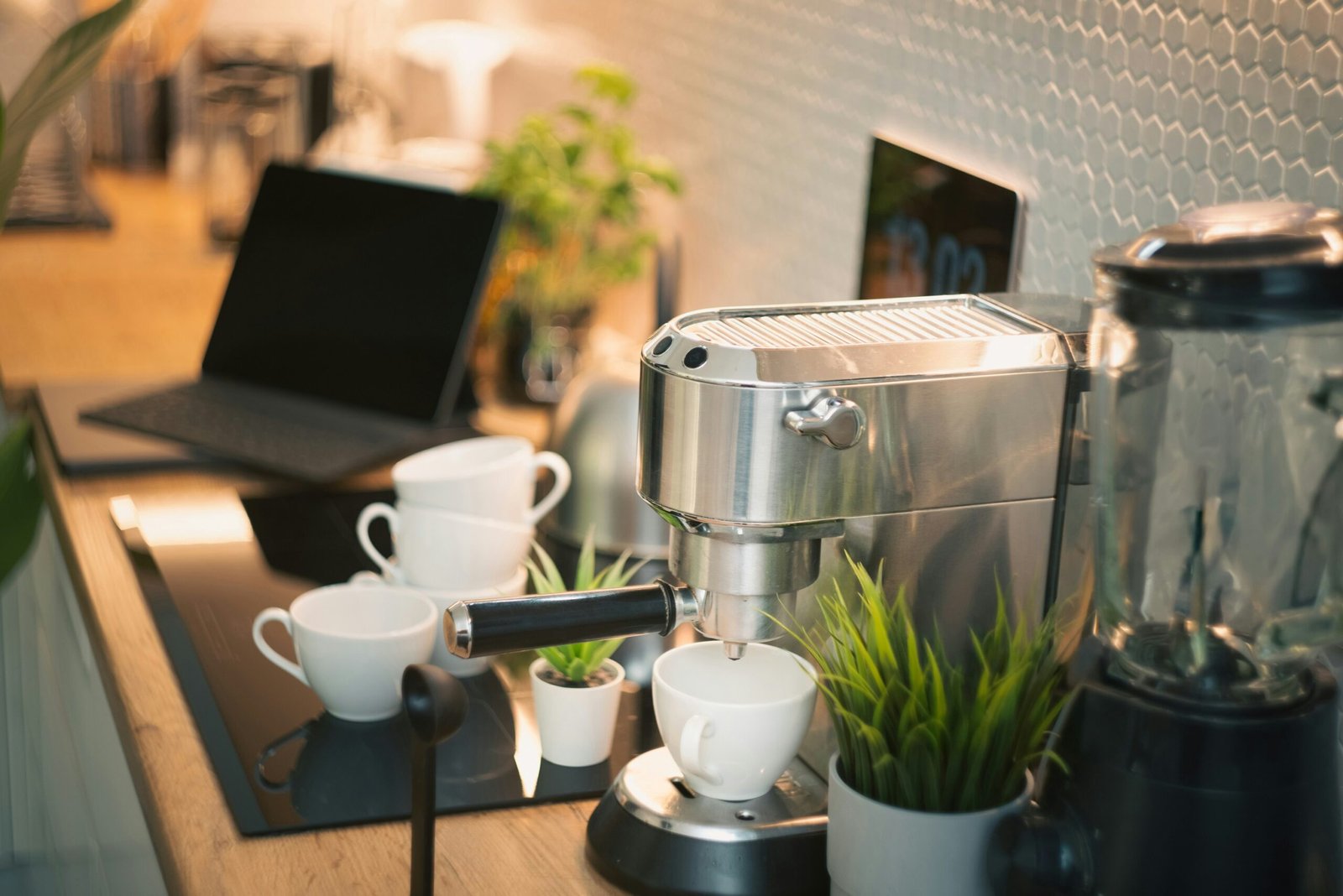 Hochwertiger Kaffeevollautomat auf einer Marmortheke