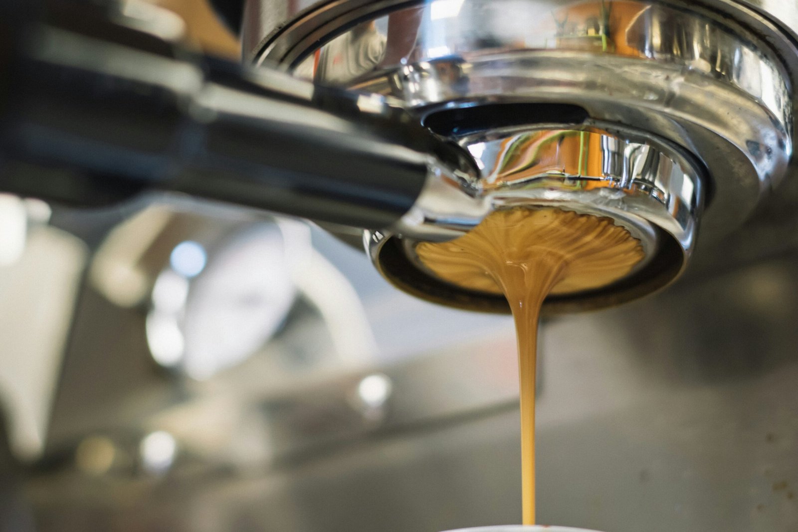 Kaffeemaschine auf Küchentheke mit Reinigungszubehör daneben