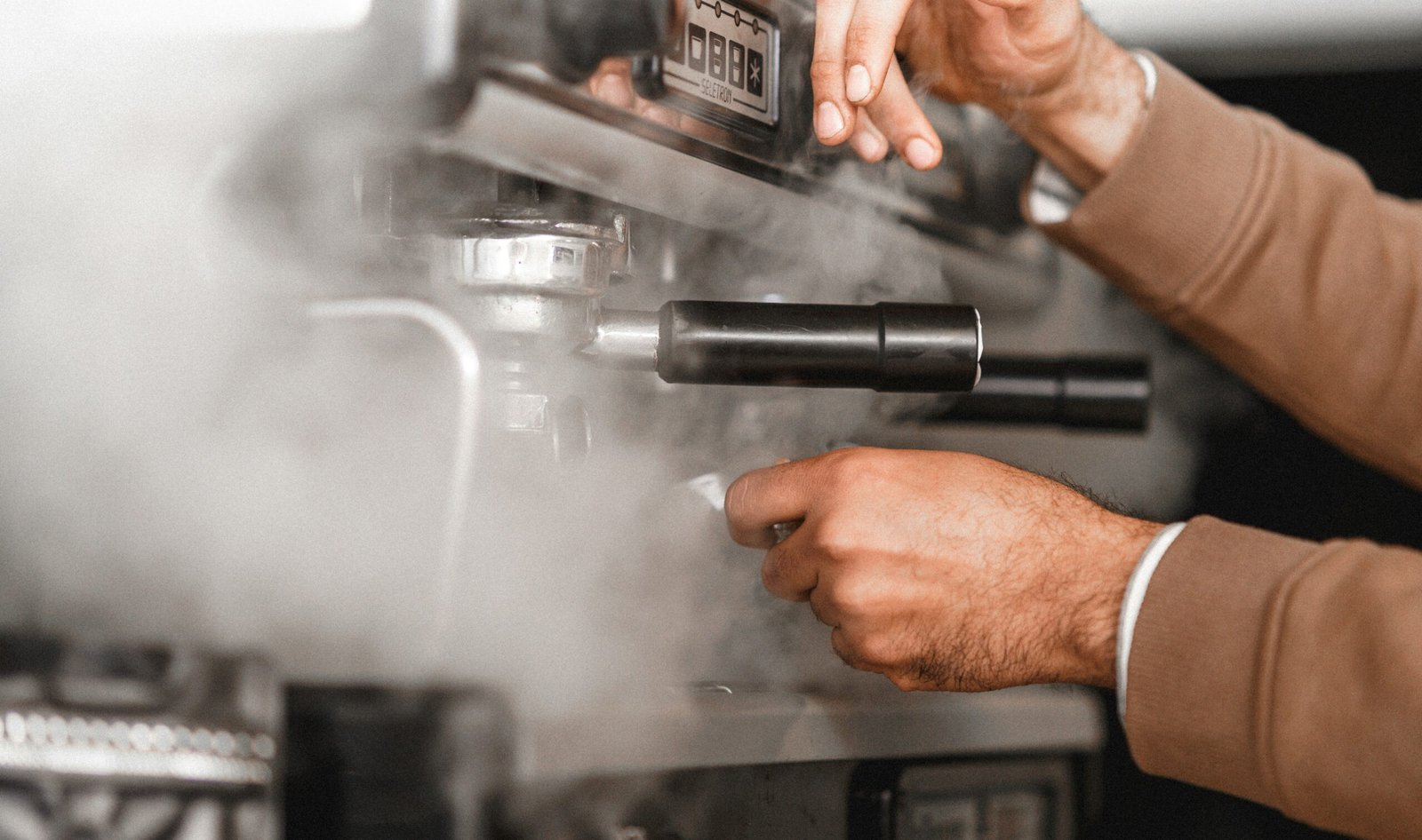 Alte Kaffeemaschine neben einer neuen auf der Küchentheke