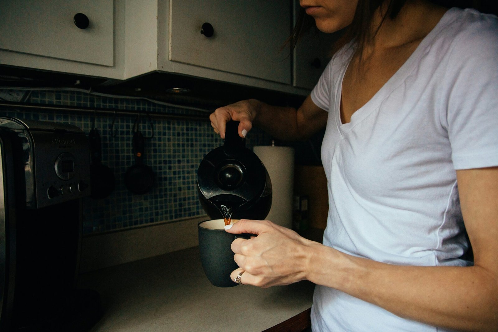 Kaffeemaschine in einer Küche am frühen Morgen