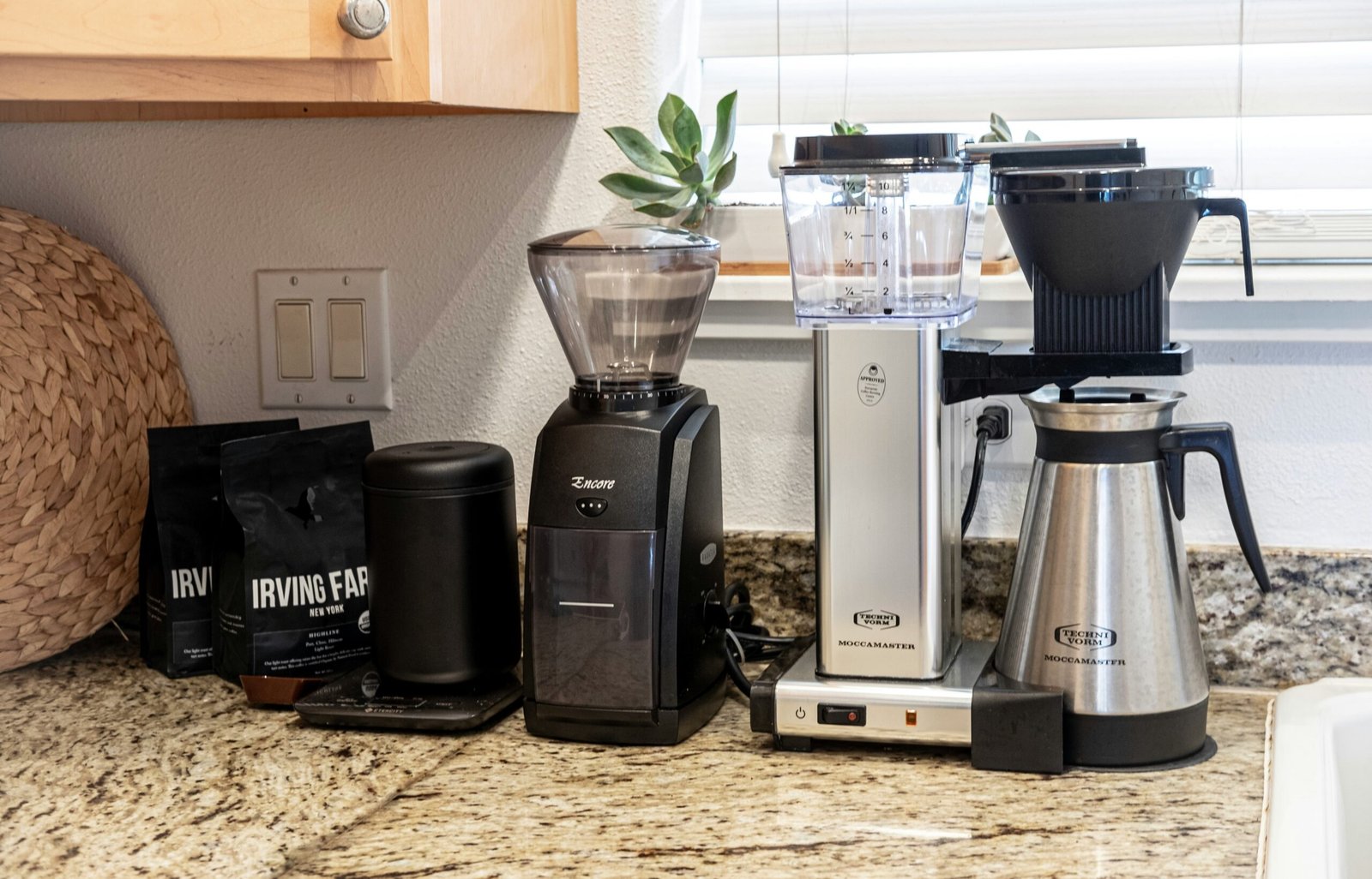 Kaffeevollautomat und Filtermaschine nebeneinander auf einer Küchentheke