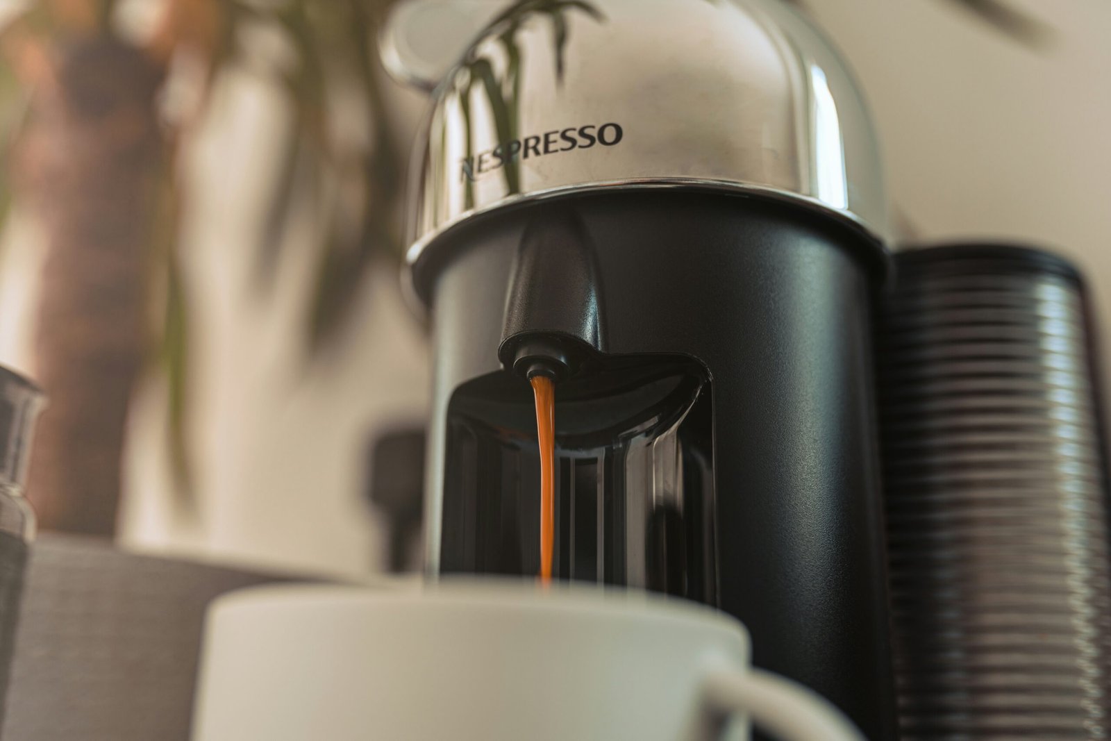 Entkalker-Flasche neben einer Kaffeemaschine auf der Küchentheke