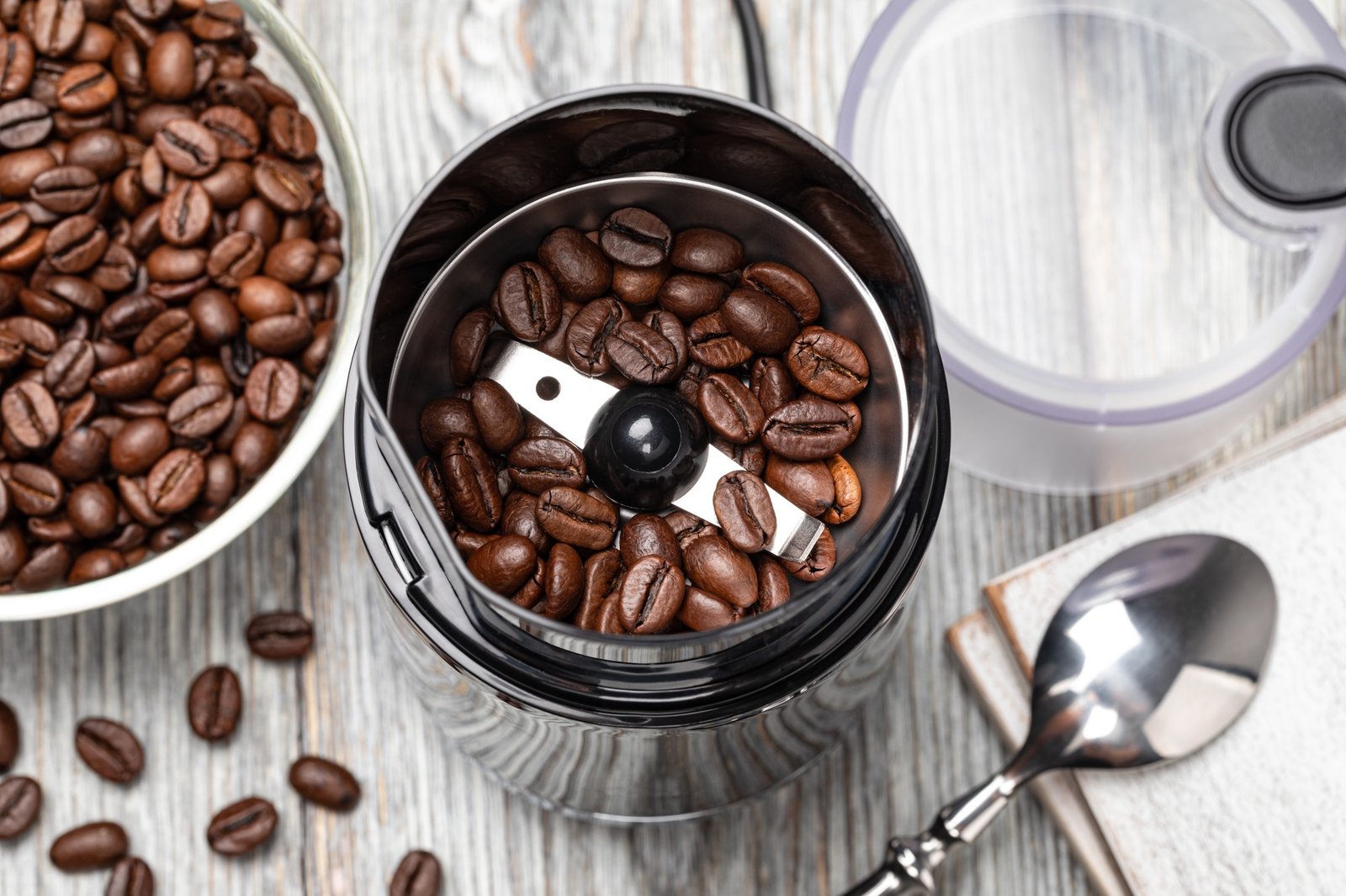Bohnenbehälter eines Kaffeevollautomaten von oben