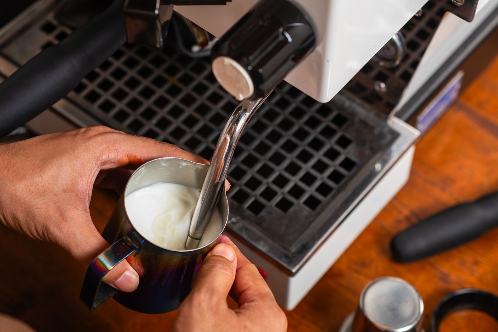 Dampflanze eines Kaffeevollautomaten mit Milchschaum