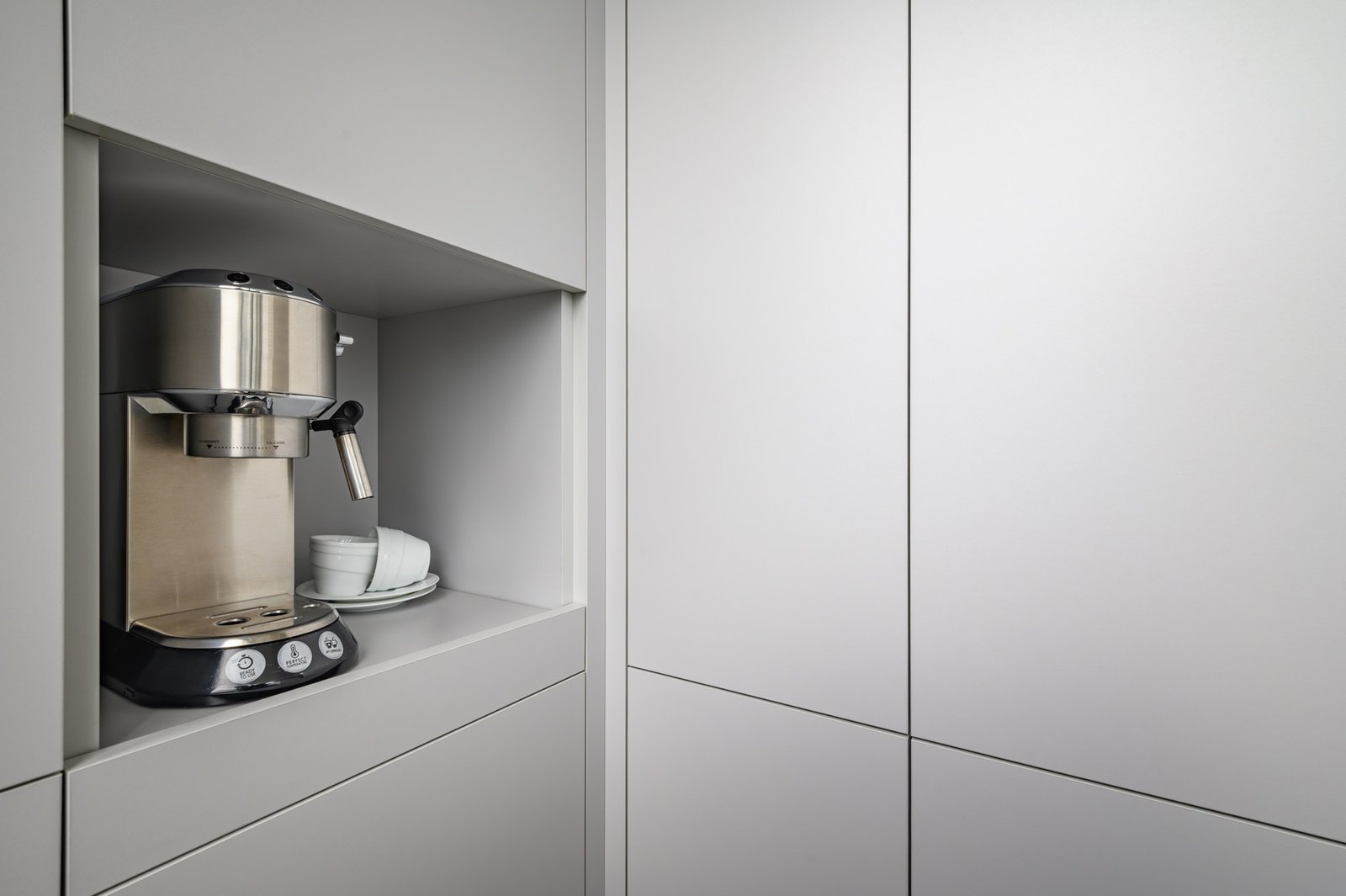 Kaffeemaschine verpackt auf Regal gelagert