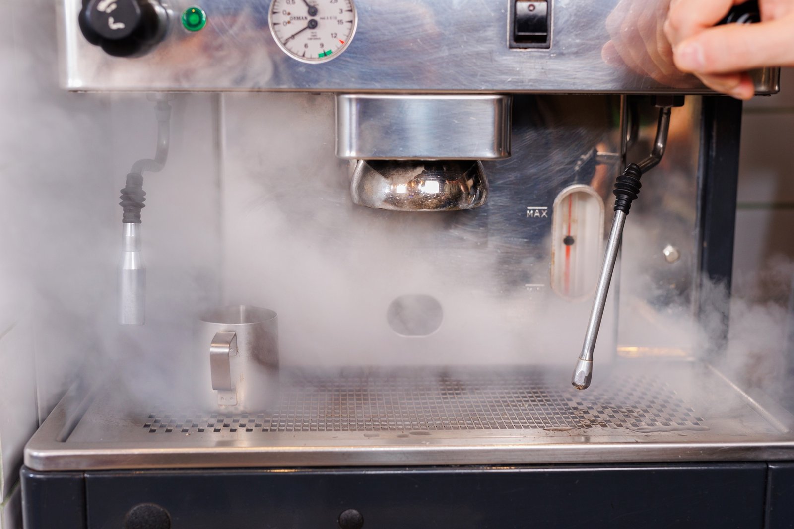 Kaffeemaschine mit aufsteigendem Dampf beim Brühvorgang