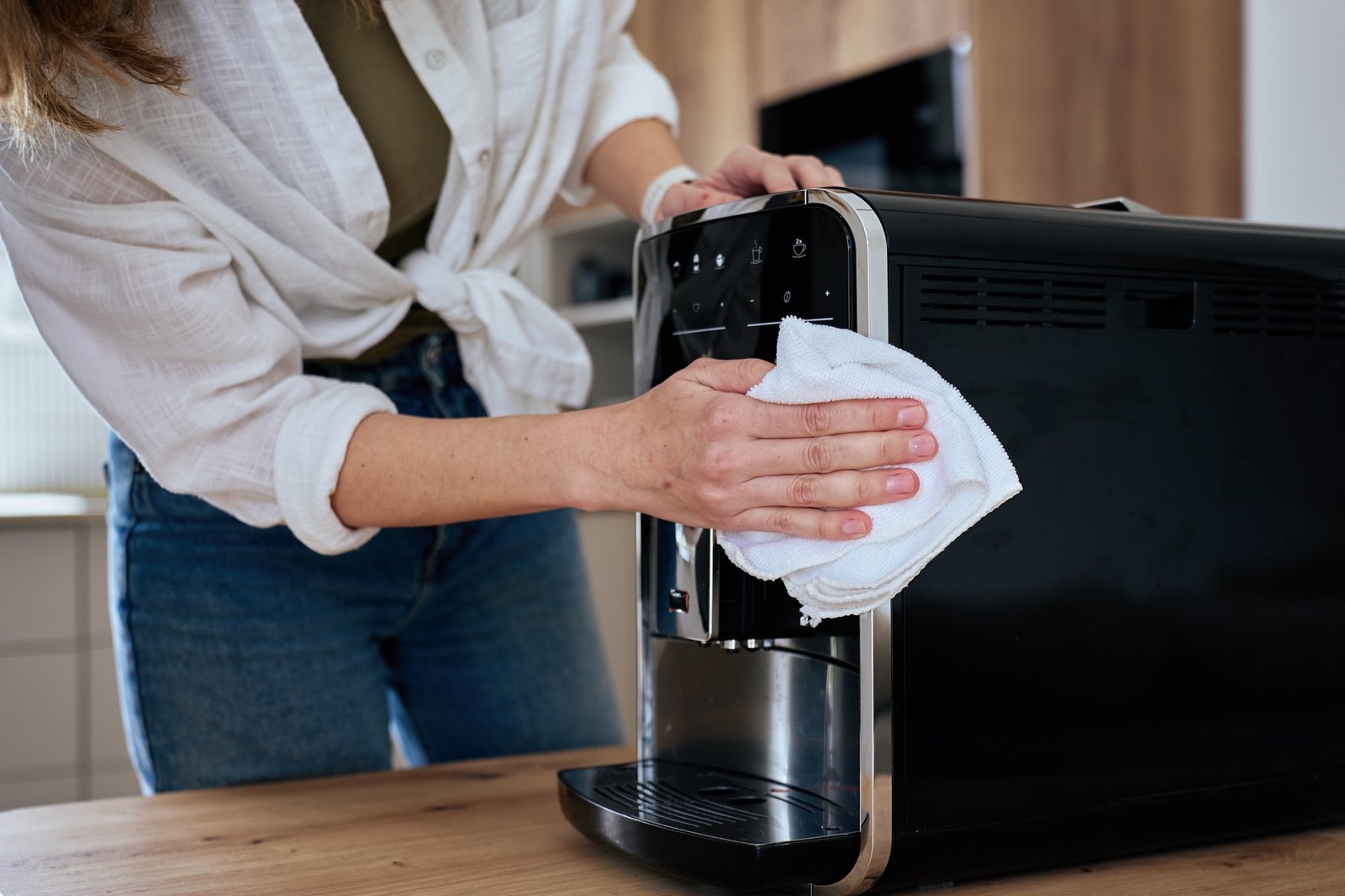 Kaffeemaschine wird nach längerer Pause gereinigt