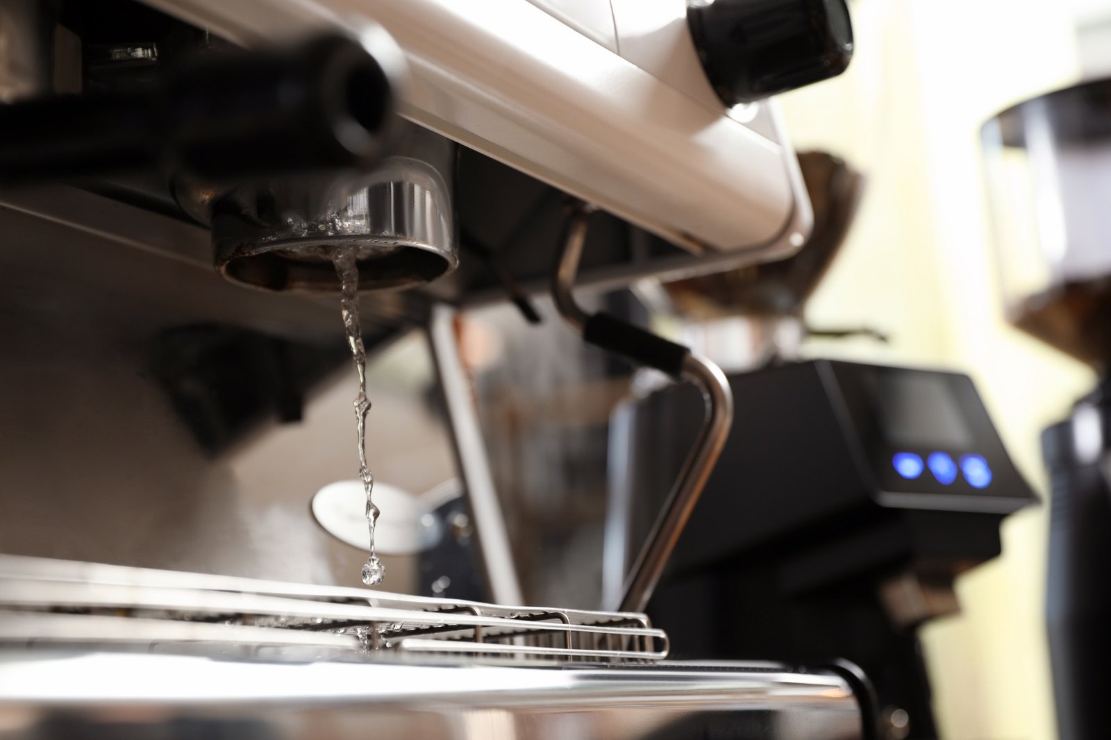 Frisches Wasser wird in Kaffeemaschine eingefüllt