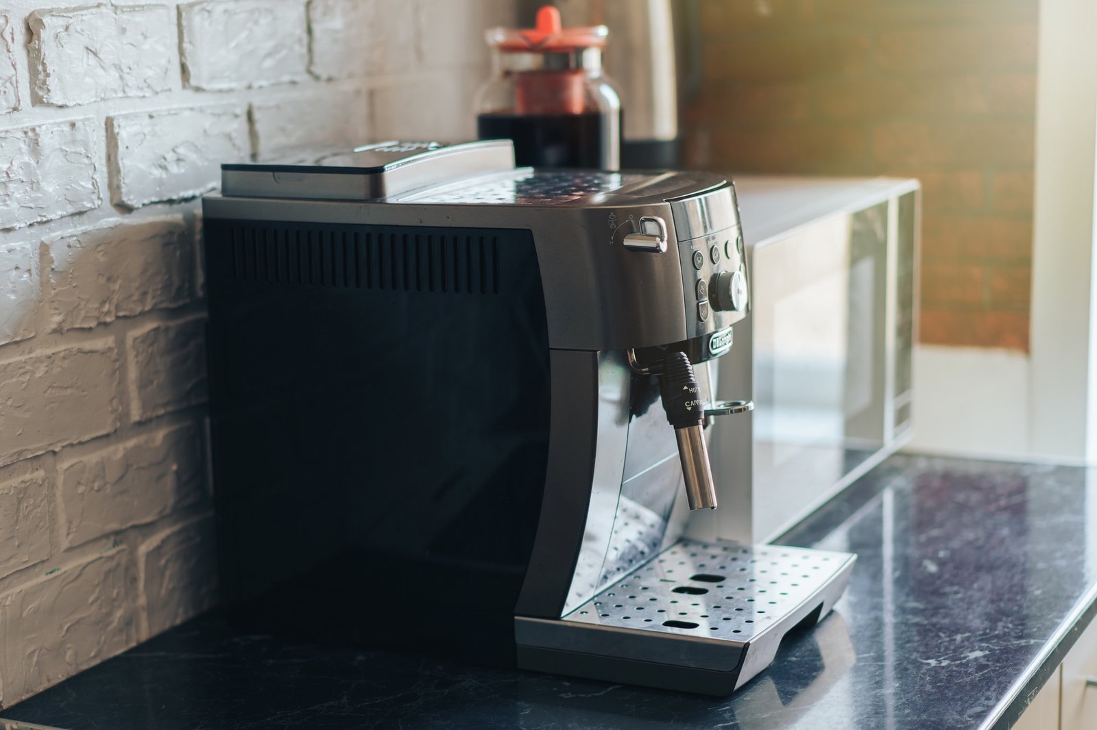 Kaffeemaschine auf hellem Küchentresen