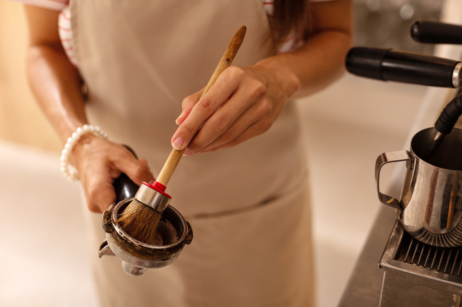Mahlwerk einer Kaffeemaschine bei der Reinigung