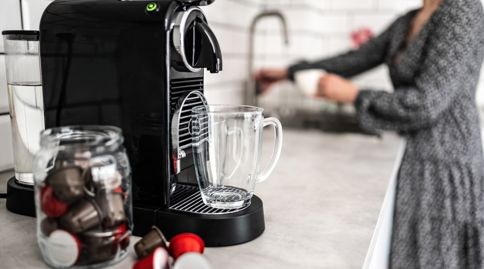 Neue Kaffeemaschine auf Küchenarbeitsplatte